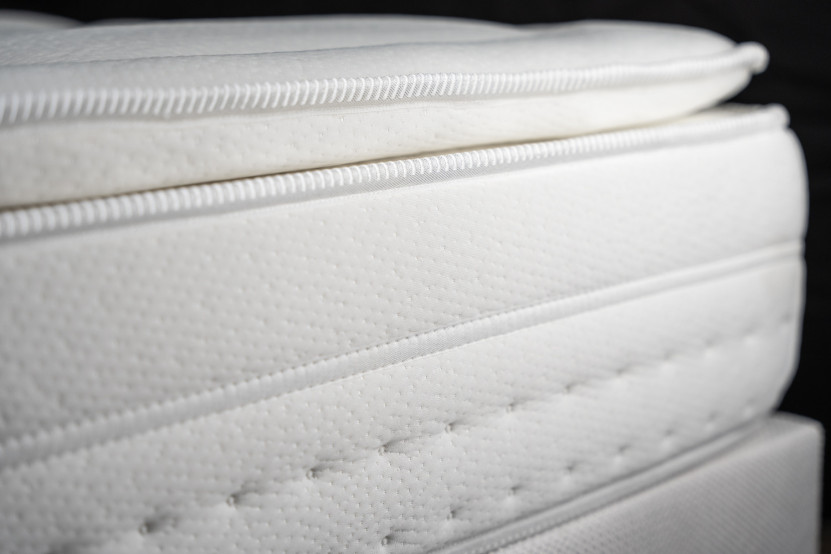Pack lit complet 140x190 cm - Matelas + Sommier Blanc (en kit) + 2 oreillers + Couette - Vingt-Huit PLUS
