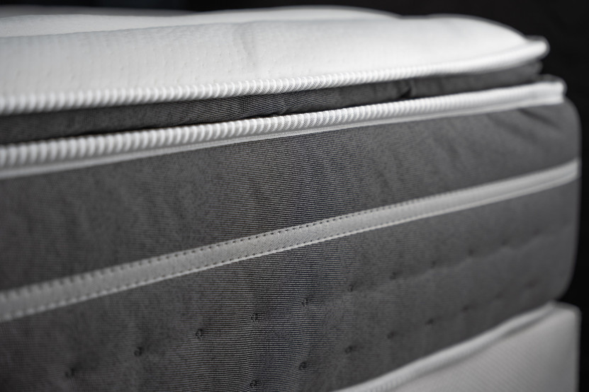 Pack lit complet 200x200 cm - Matelas + Sommier Blanc (en kit) + 2 oreillers + Couette - Trente PLUS